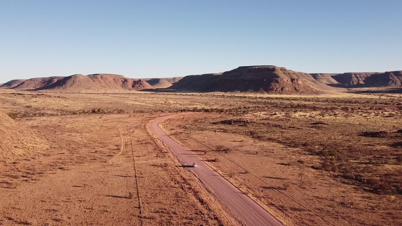 aventura a través de dunas interminables: tomas de drones de 4k de la unidad del desierto en namibia, áfrica con un toyota hilux 4x4 con carpa en el techo