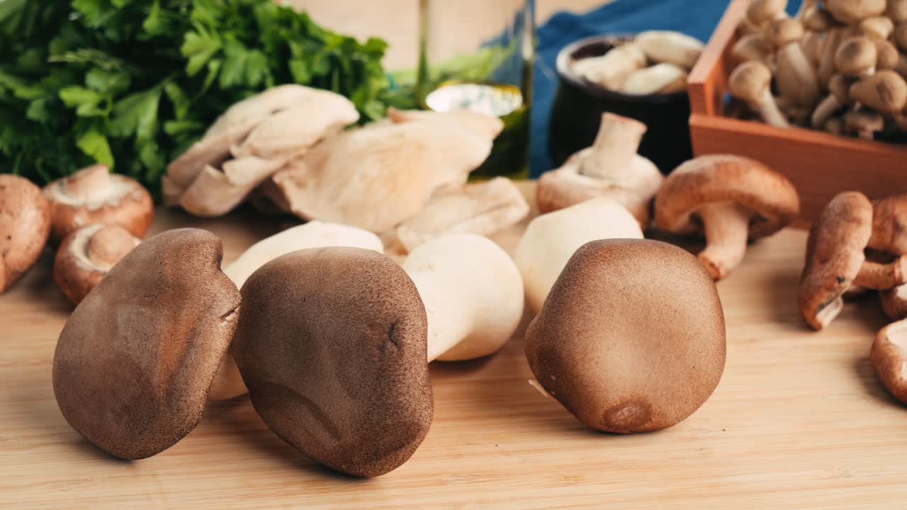 나무판에 신선한 버섯의 종류