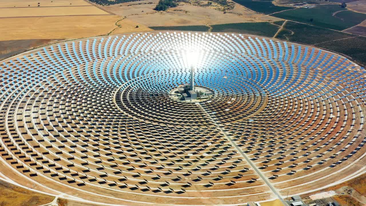 hermosa gran planta de energía circular de paneles solares en españa. hay el reflejo del sol en los paneles que producen energía renovable, energía solar - vista de cerca con un dron - concepto de medio ambiente