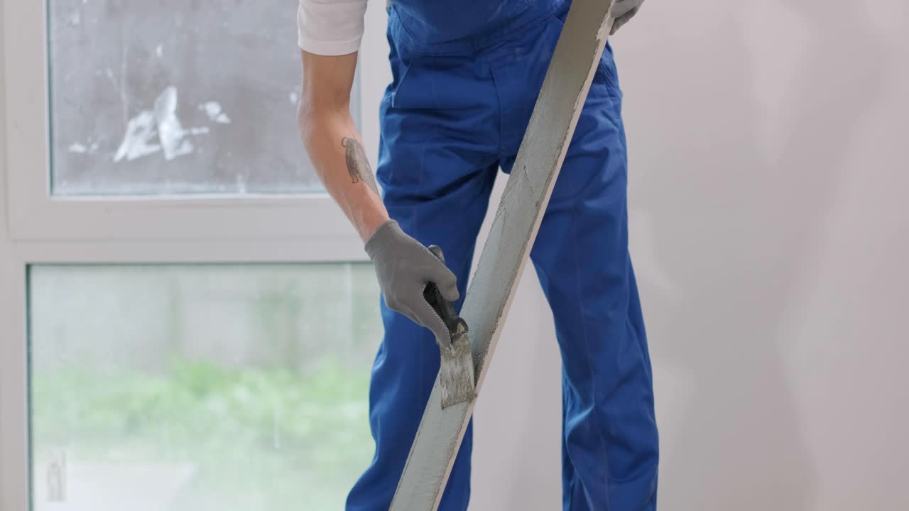 construcción, renovación, reparación de apartamentos. instalación de azulejos de cerámica para el suelo - medición y corte de las piezas. cortes de azulejas. corte de azulajes