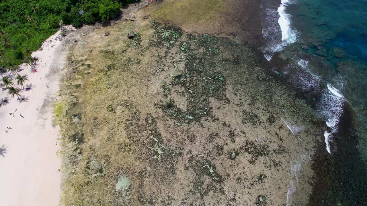 필리핀 시아르가오 섬에 있는 마푸코 바위 웅이를 촬영한 4k 드론 영상.