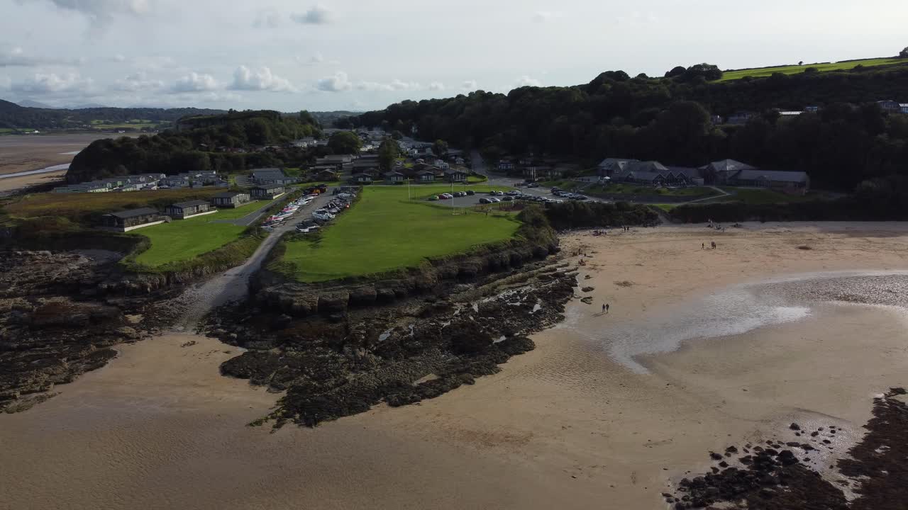 vista aérea del muelle rojo de la bahía de arena del restaurante de la taberna costera en la isla de anglesey, norte de gales