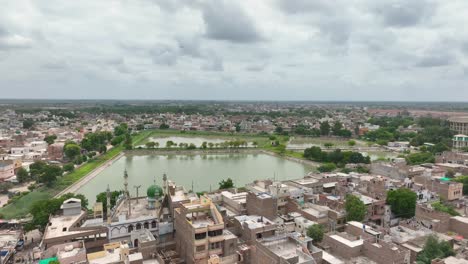 Paisaje-Urbano-De-Mirpurkhas-Con-Estanque-Central,-Sindh,-Pakistán.-Aéreo