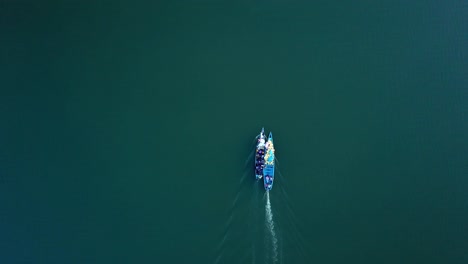 Vista-Aérea-De-Dos-Barcos-Con-Mercancías-Que-Navegan-En-El-Lago-Bunyonyi-En-Uganda,-áfrica