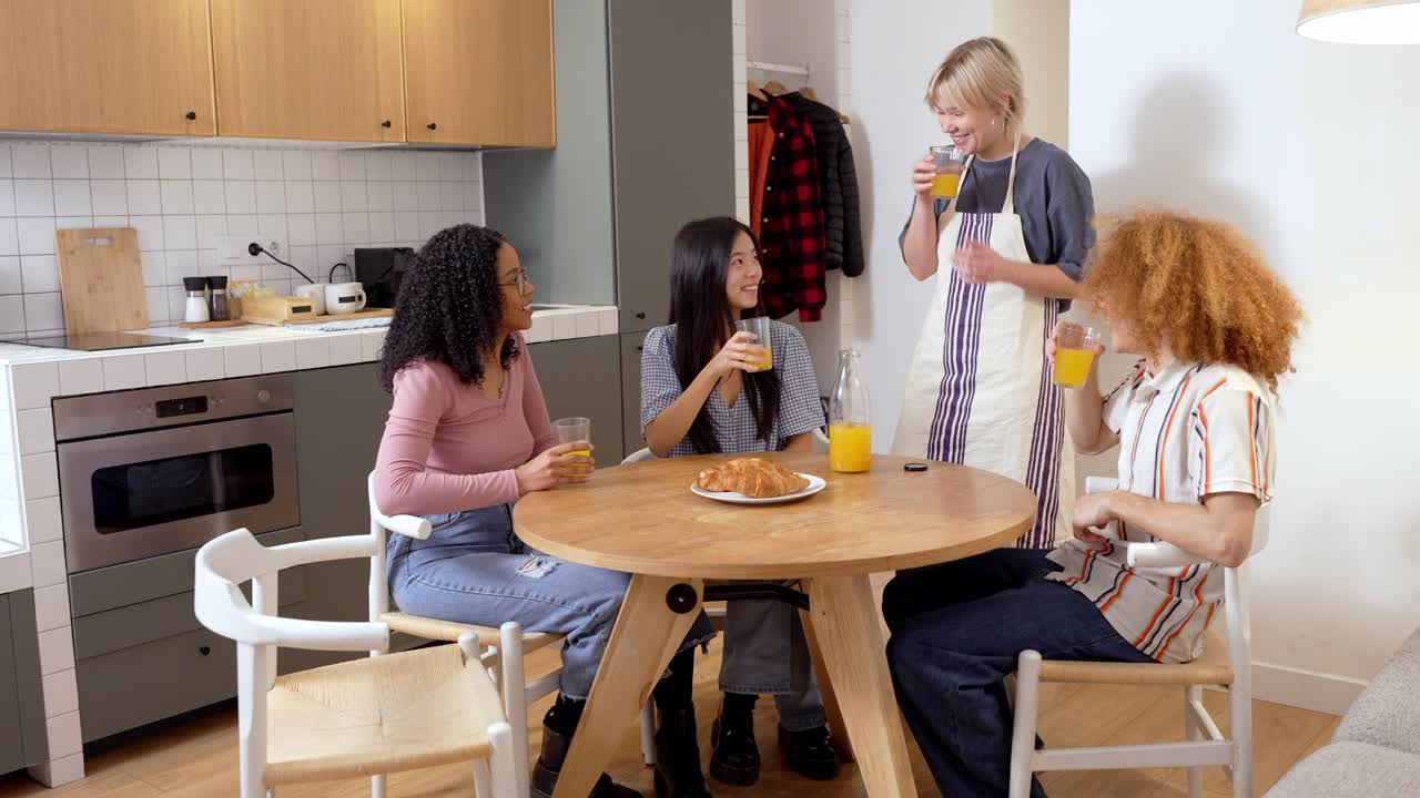 Amici che fanno colazione in una cucina moderna