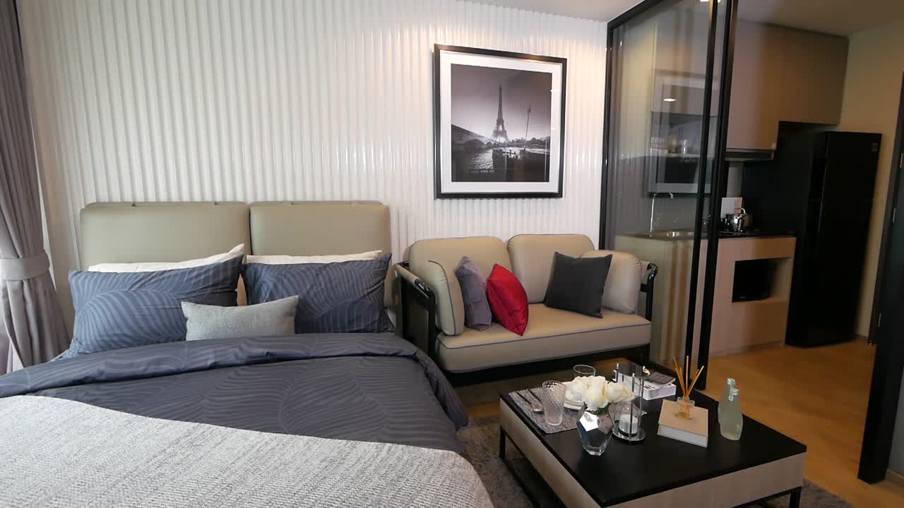 dormitorio completamente amueblado con muebles elegantes y buena iluminación