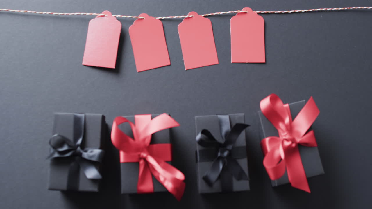 video de etiquetas de regalo en cuerda, cajas de regalo con cintas y espacio de copia en fondo negro