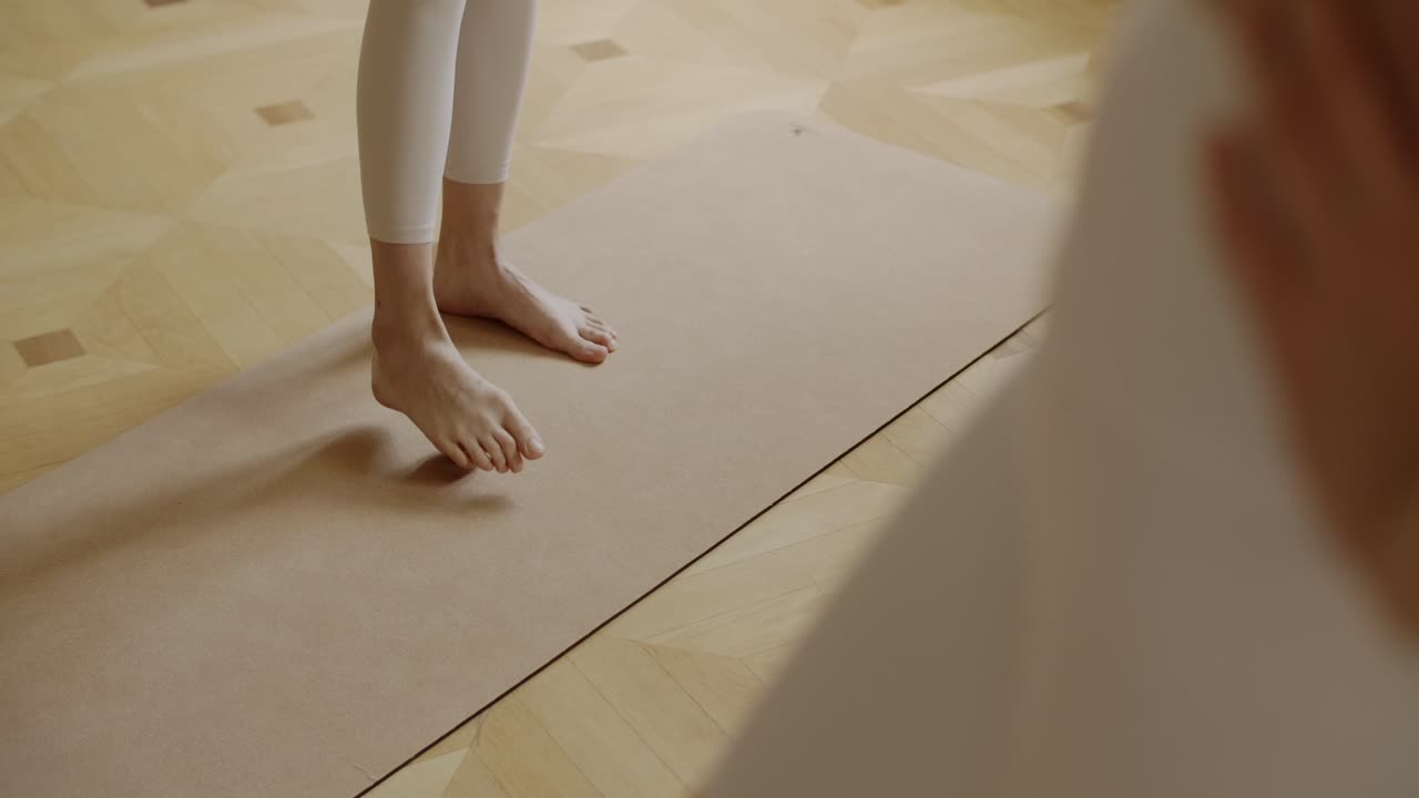 매트 위 에서 요가 를 연습 하는 여자