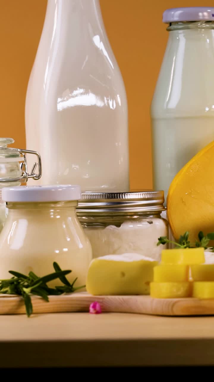 varios productos lácteos dispuestos en una superficie de madera