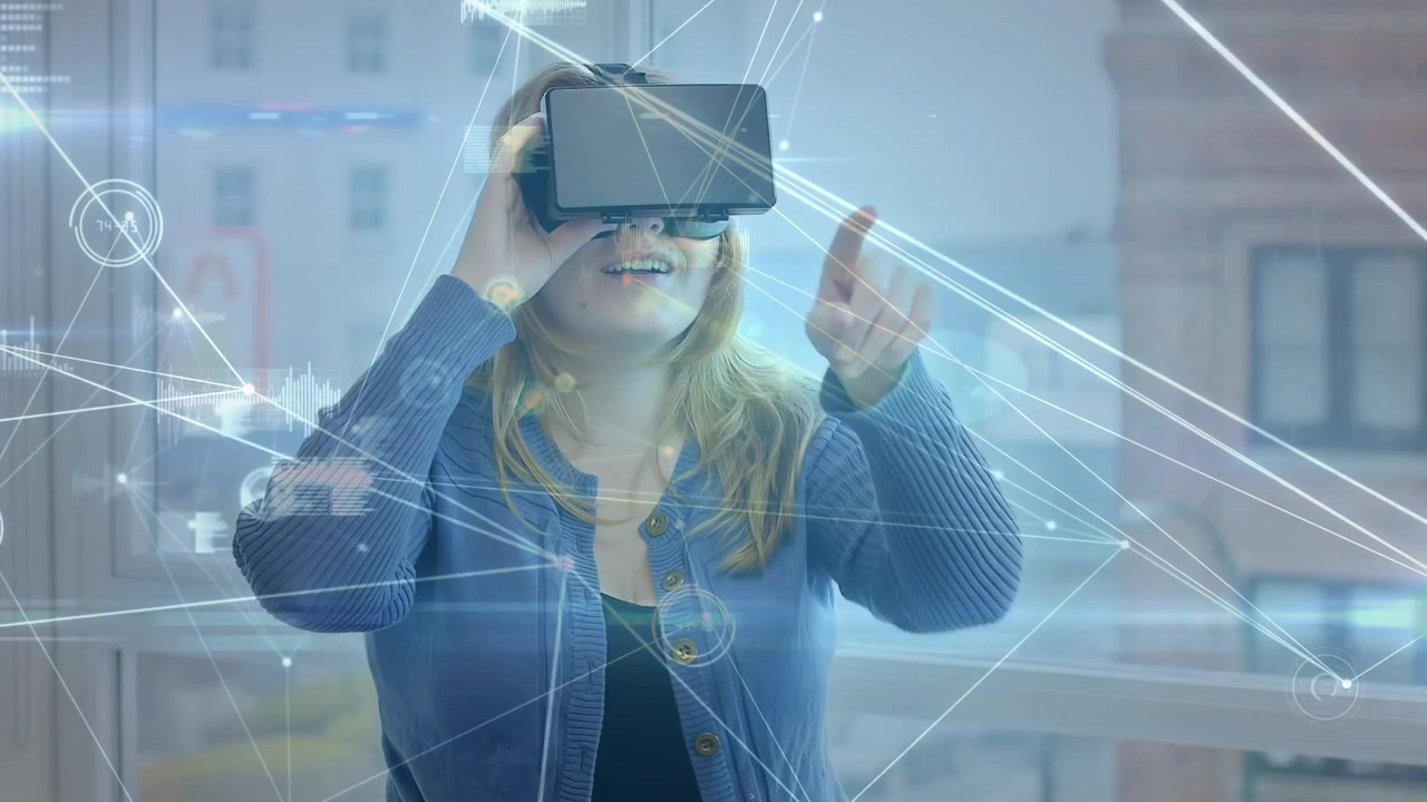 Animação de rede de conexões sobre mulher caucasiana usando óculos de VR