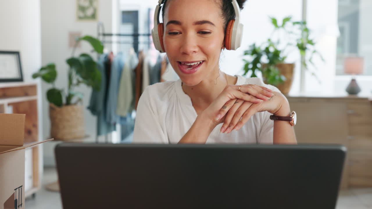 mujer, portátil y videollamada con auriculares