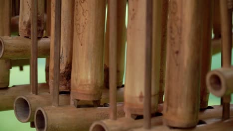 Traditionelles-Indonesisches-Musikinstrument-Namens-Angklung-Aus-Bambus