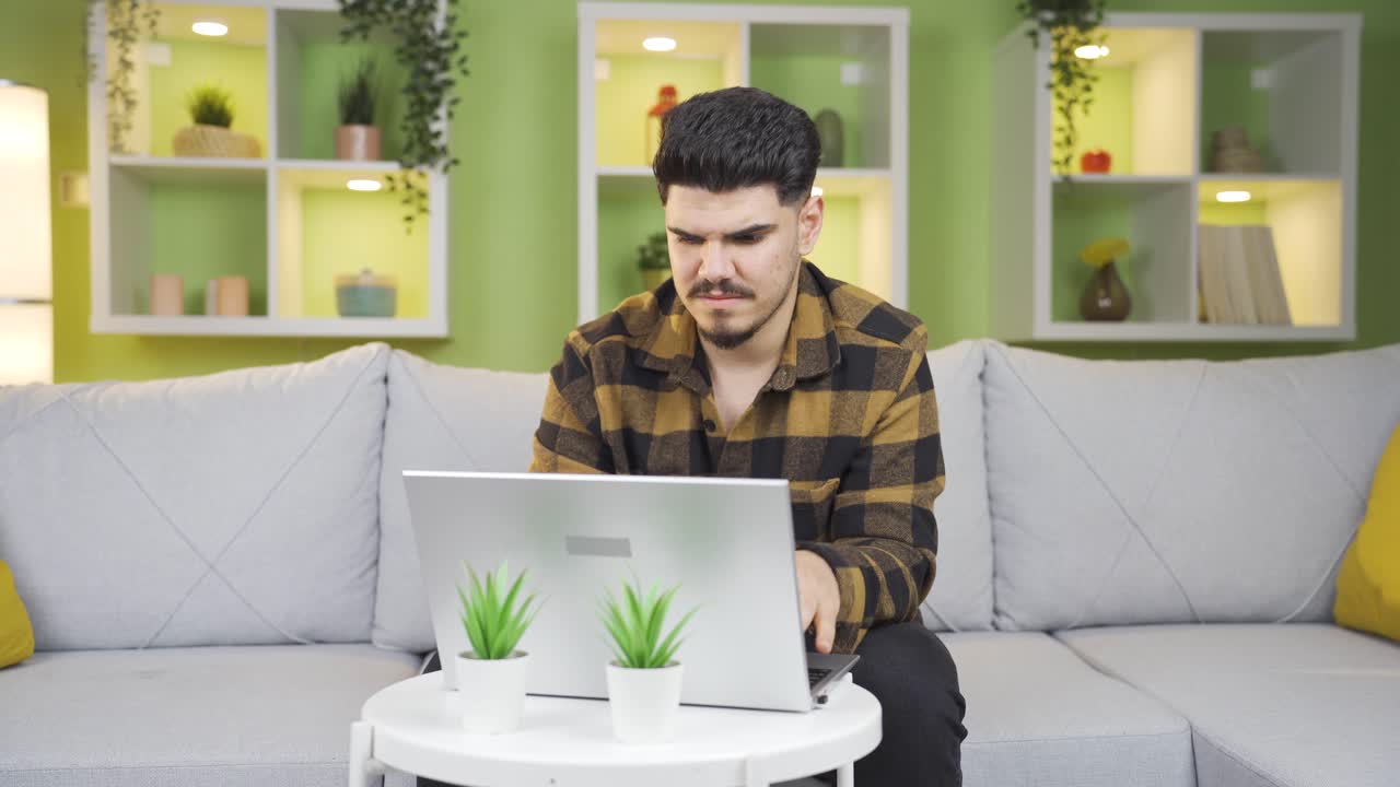 un joven con dolor de muelas.