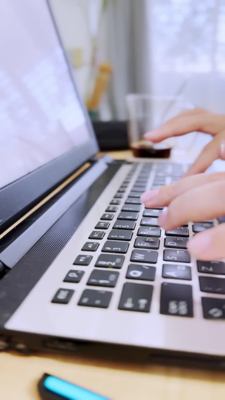 Universitetsstuderende taster på en bærbar computers tastatur til fjernundervisning