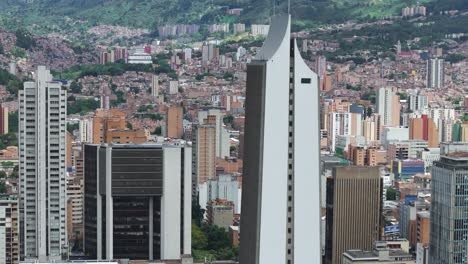 Coltejer-Wolkenkratzer-Hochhaus-In-Der-Innenstadt-Von-Medellin,-Columbia-City,-Luftdrohnenansicht