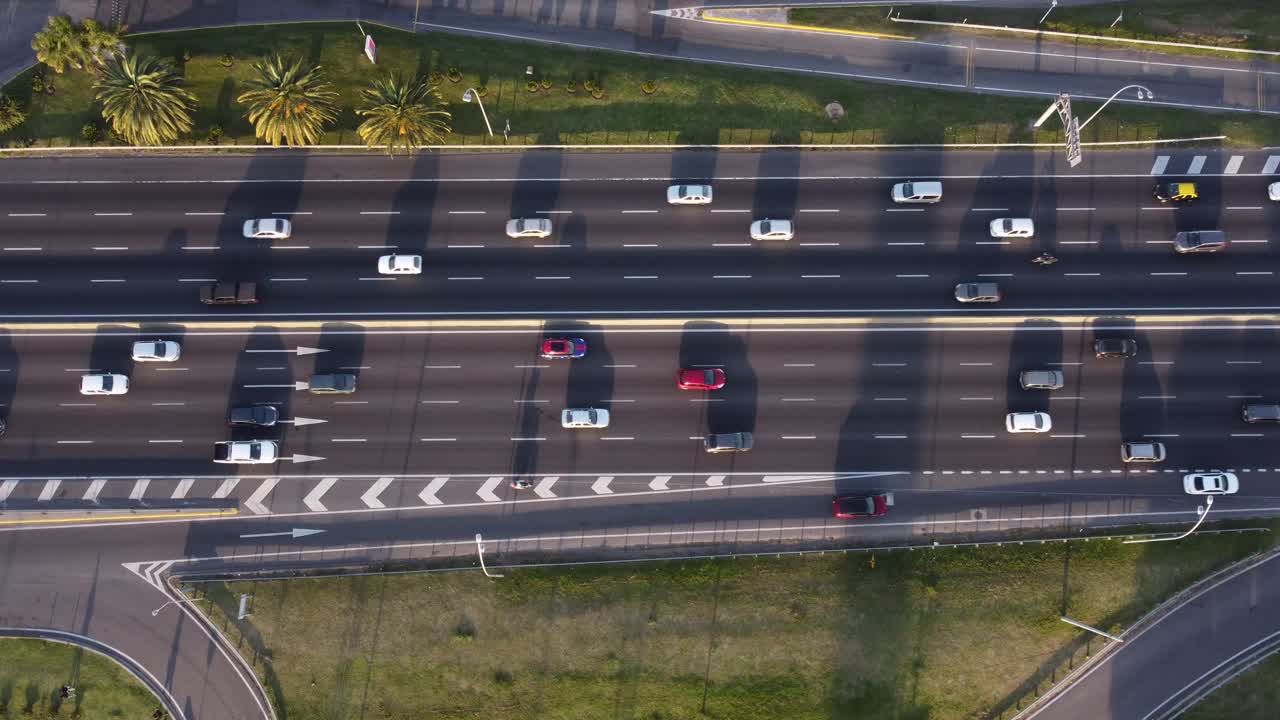 down tilt drone shot della trafficata autostrada generale paz al tramonto a buenos aires in argentina