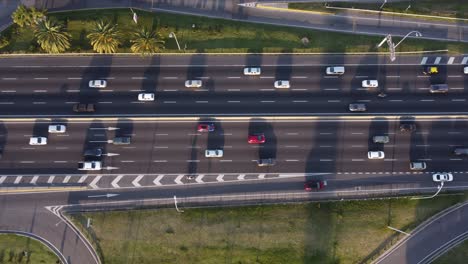 Nach-Unten-Geneigte-Drohnenaufnahme-Der-Belebten-Autobahn-General-Paz-Bei-Sonnenuntergang-In-Buenos-Aires-In-Argentinien