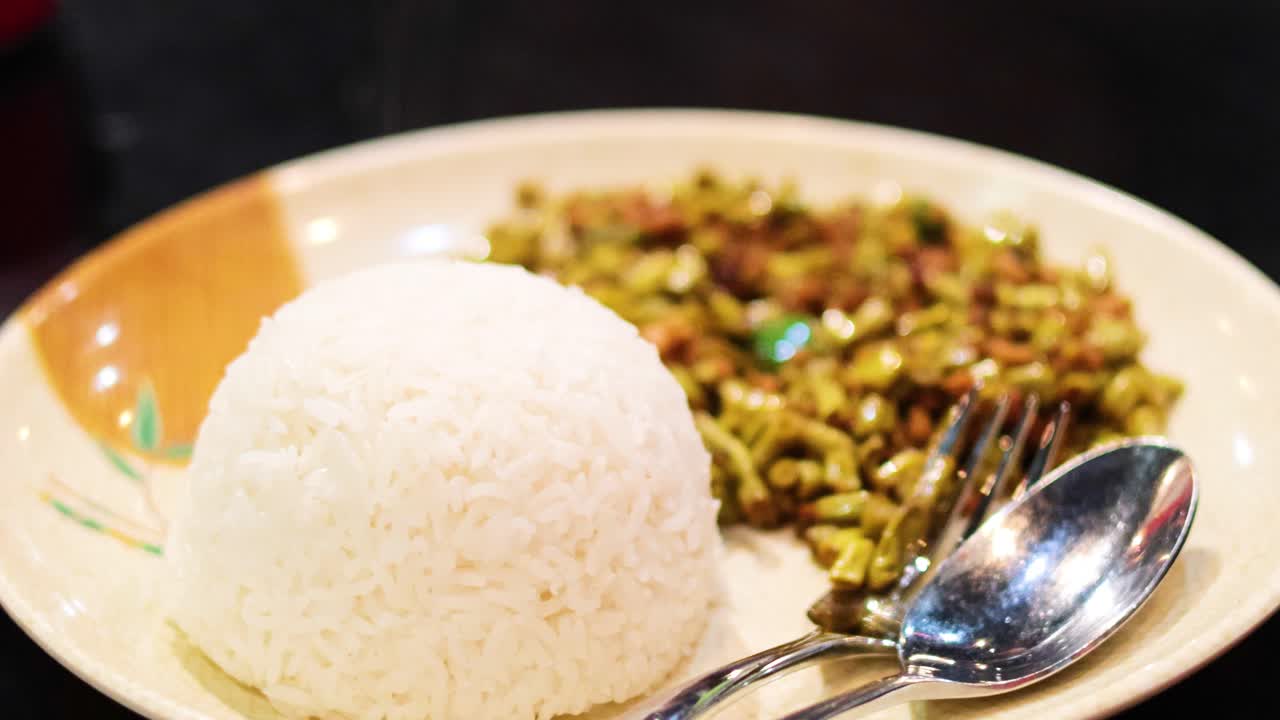 deliciosa carne de cerdo frita y frijoles con arroz
