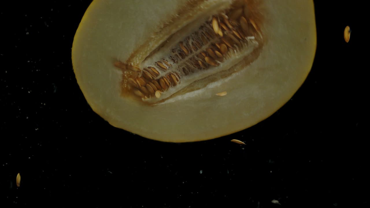 멜론의 절반은 공기 거품으로 물에 빠집니다.