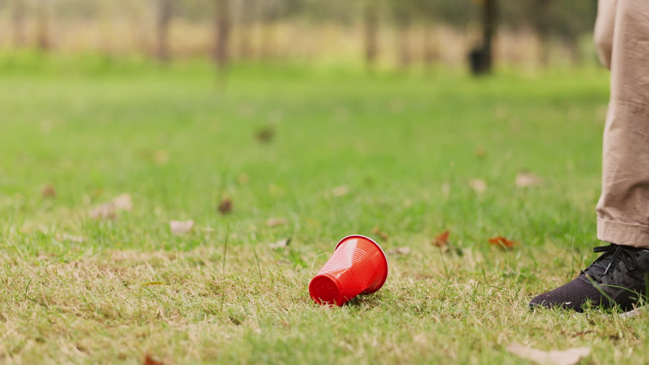 공원 에서 쓰레기 를 모으는 자원 봉사자