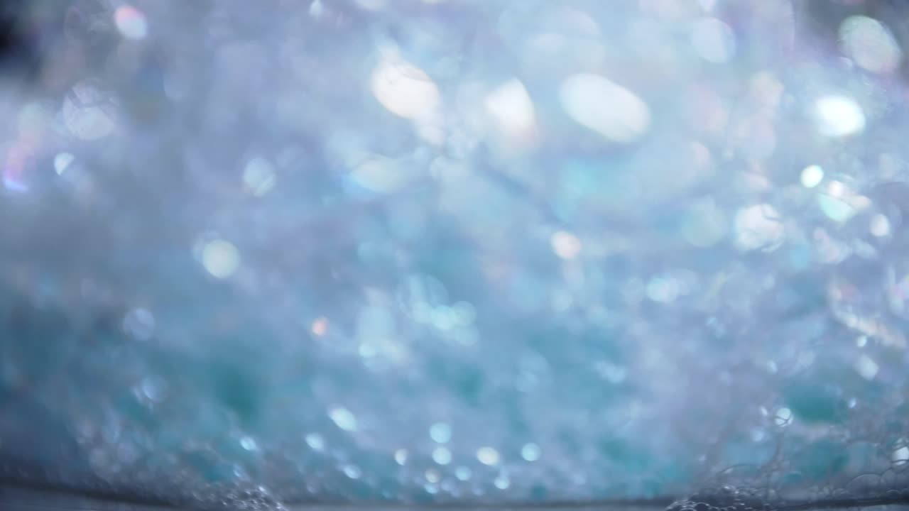 배경 및 디자인을 위해 회전하는 파란색 거품 매크로