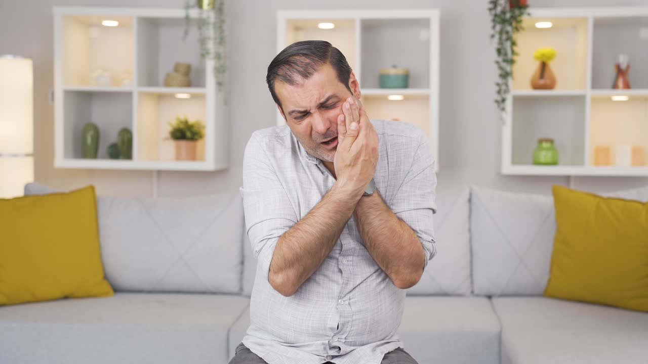 hombre con dolor de muelas.