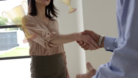 animación de trofeos cayendo sobre hombres de negocios estrechando la mano