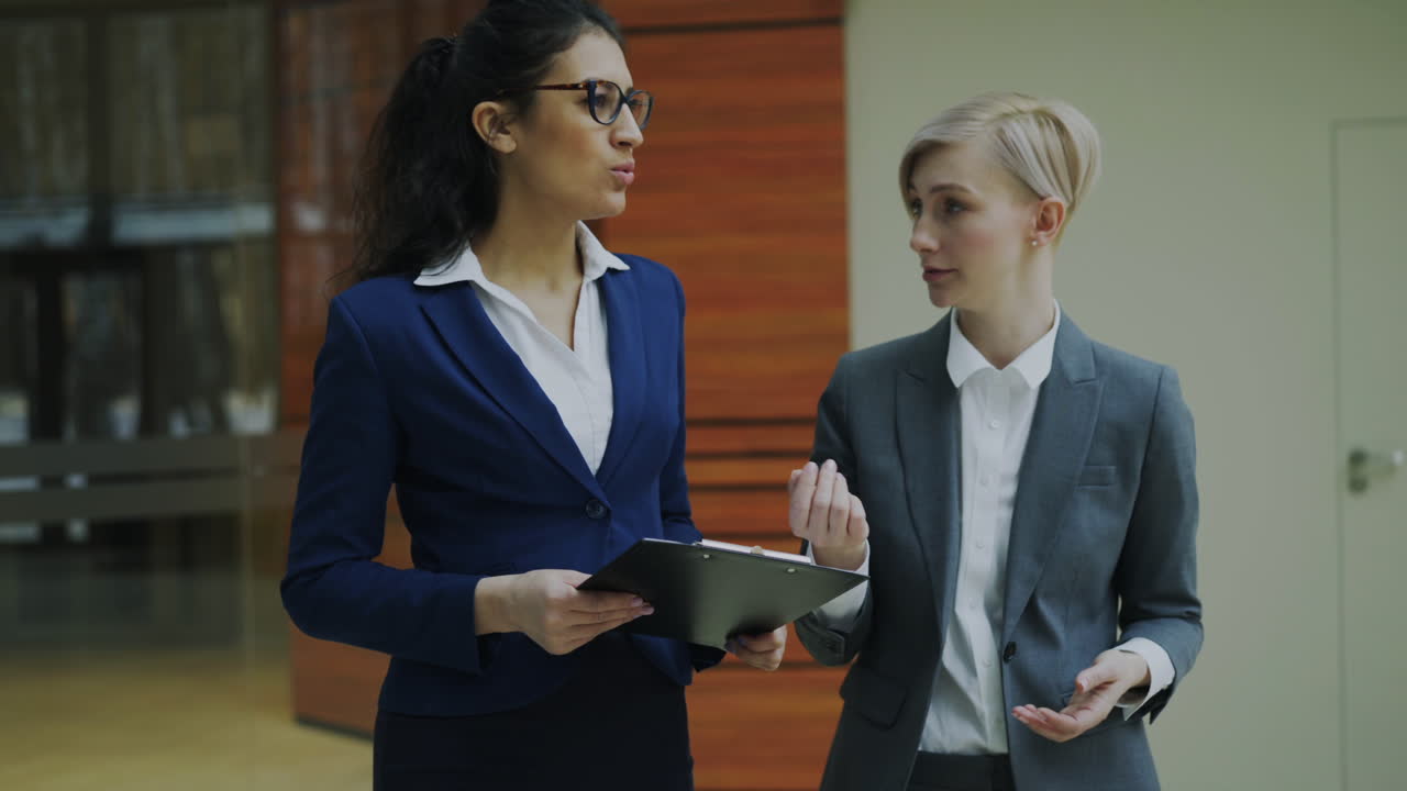 mujeres de negocios en conversación