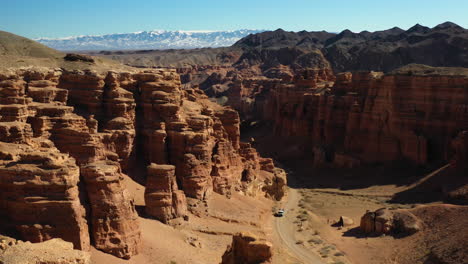 Toma-Cinematográfica-Aérea-De-Las-Rocas-Sedimentarias-Rojas-Del-Cañón-Charyn-En-Kazajstán