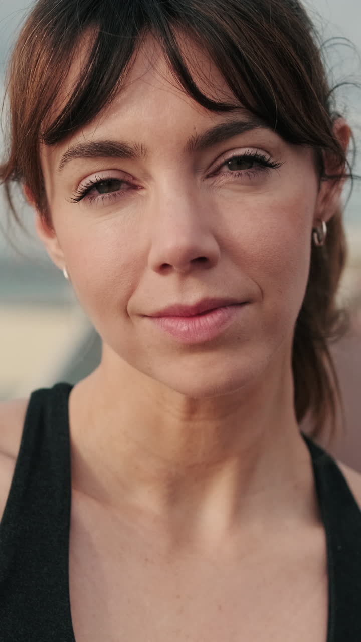Ritratto in primo piano di una giovane donna che guarda la fotocamera