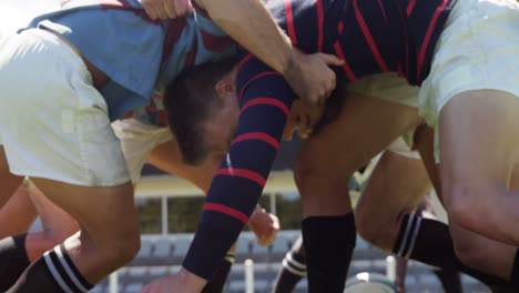jugadores de rugby en posición de scrum tratando de defender la pelota 4k 4k