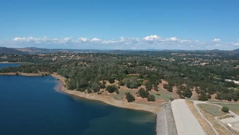 Vista-Aérea-Del-área-Recreativa-Del-Estado-Del-Lago-Folsom,-California