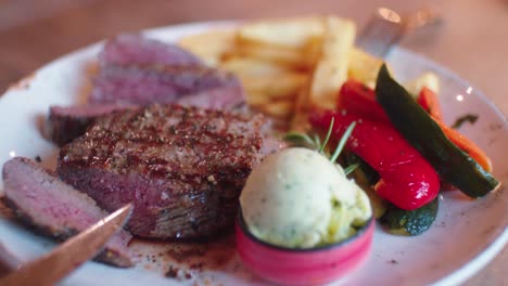 Das-Fertige-Gericht-Mit-Medium-Steak,-Pommes-Und-Gemüse