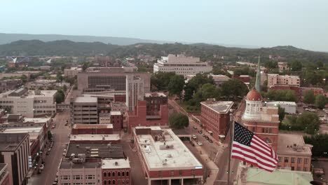 orbita della bandiera americana che sventola sul centro di chattanooga tennessee, usa