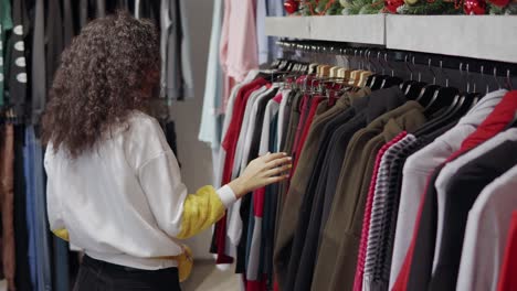 mujer comprando ropa en una tienda minorista