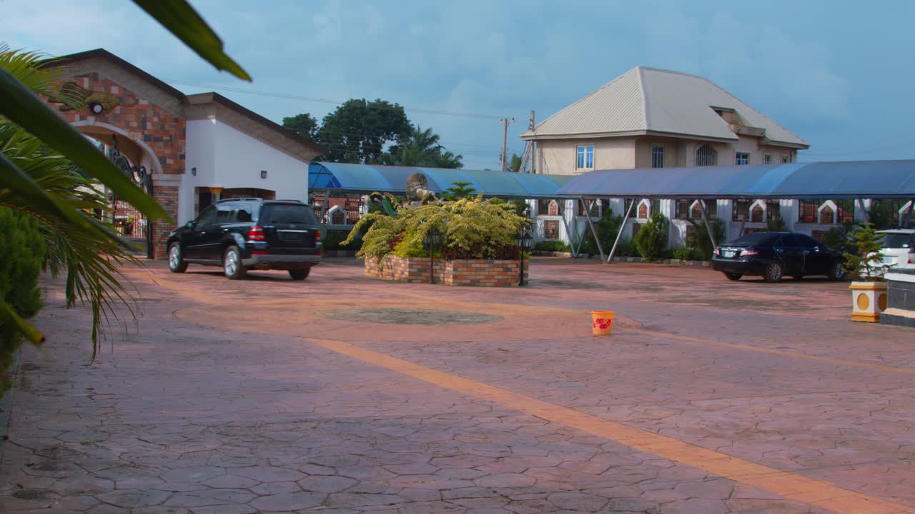 고급스러운 컴파운드를 몰고 다니는 검은색 suv