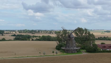 Historische-Windmühle-In-Ackerland-In-Der-Nähe-Der-Landschaft-Von-Schweden