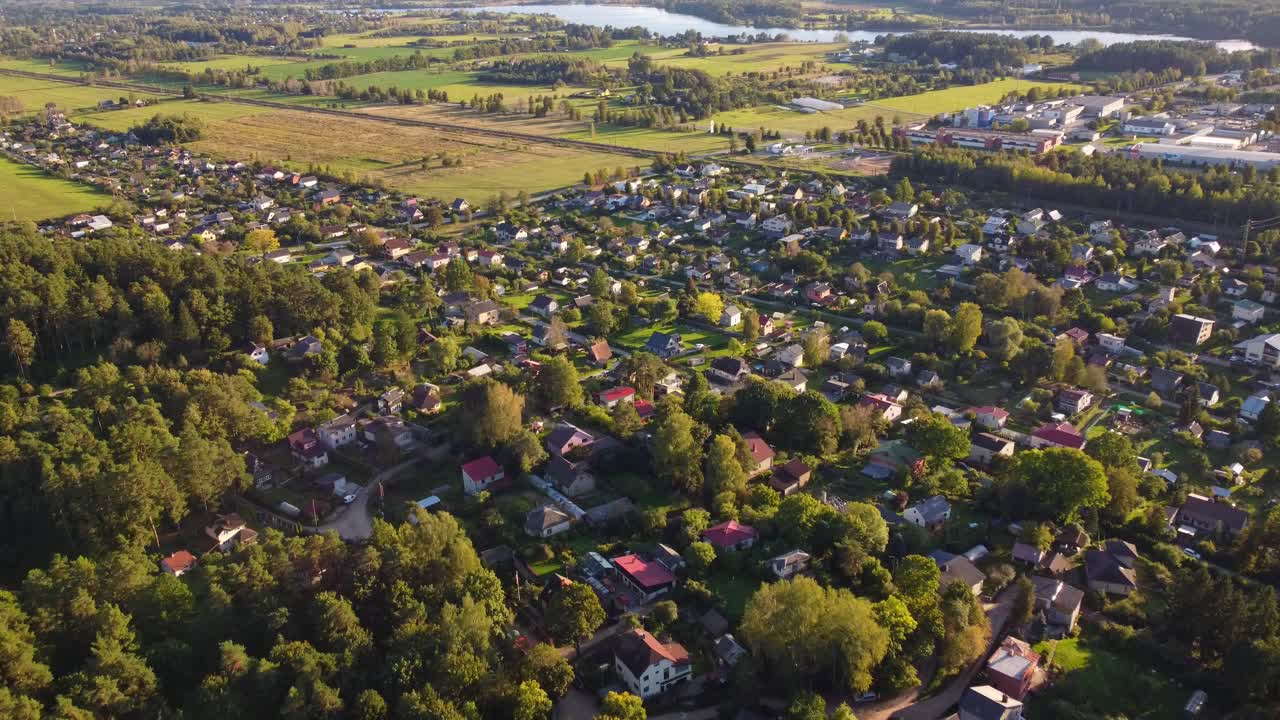 Luftaufnahme eines Vorstadt-Wohngebiets