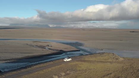 Plano-Alto-Y-Amplio-De-Un-Automóvil-Estacionado-En-Un-Vasto-Paisaje