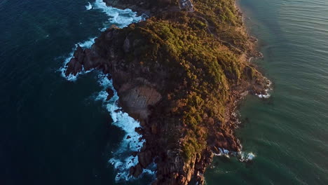 revelando tomas cinematográficas de drones de islas en agnes water en la región de gladstone, queensland, australia