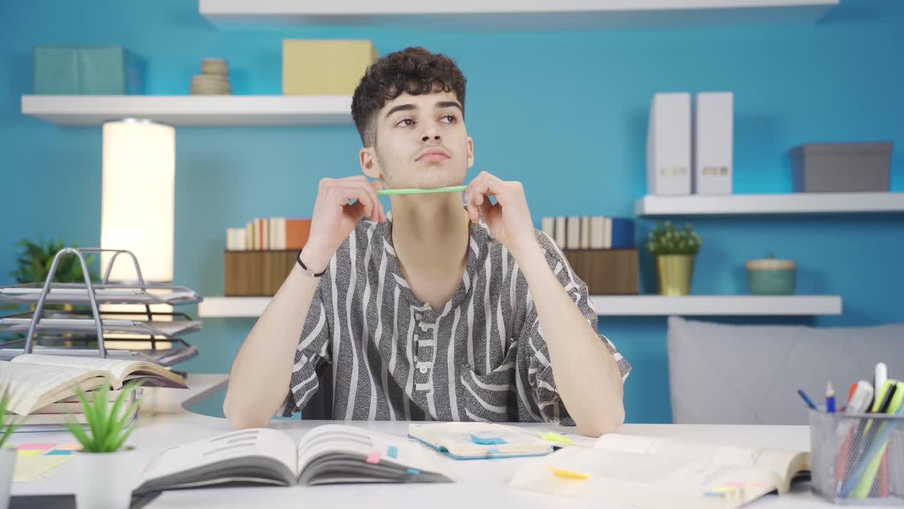 el estudiante que estudia en casa es aburrido y reflexivo.