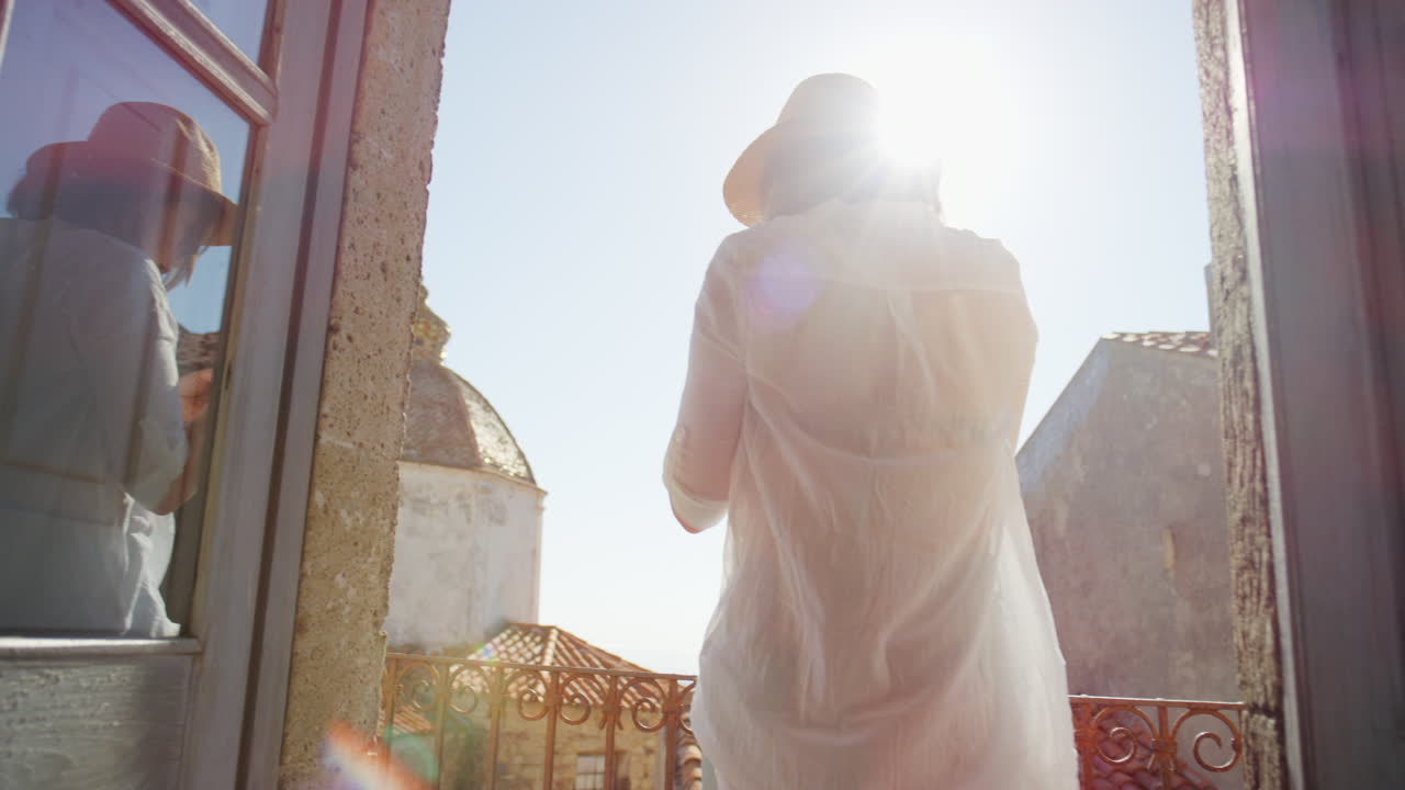 발코니에서 사진을 찍는 여자