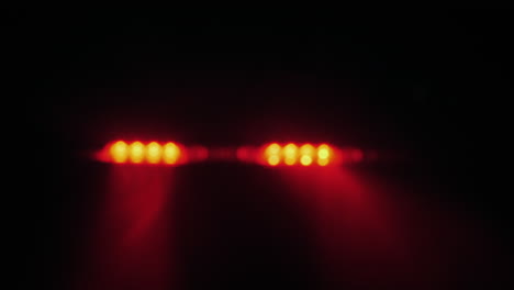 Rote-Und-Blaue-Polizeiautolichter-Blinken-Im-Dunkeln