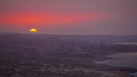 Amanecer-De-Lapso-De-Tiempo-Desde-Detrás-De-Las-Montañas-Sobre-Una-Hermosa-Ciudad-En-La-Costa