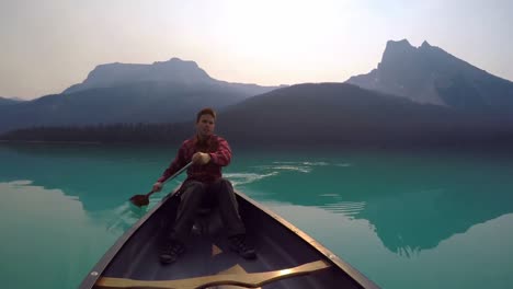 Man-travelling-on-boat-in-lake-4k