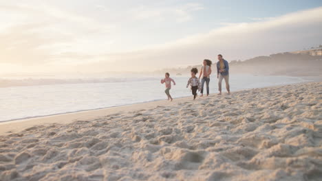 Familia,-Niños-Y-Corriendo-Juntos-En-La-Playa.