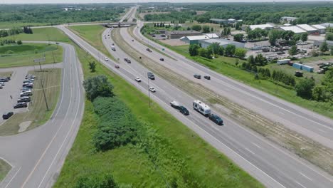 suv arrastrando un bote cubierto por la carretera y hacia una autopista hacia el tráfico de fusión