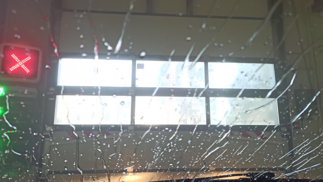 컨베이어 터널 세차장 내부에서 본 모습