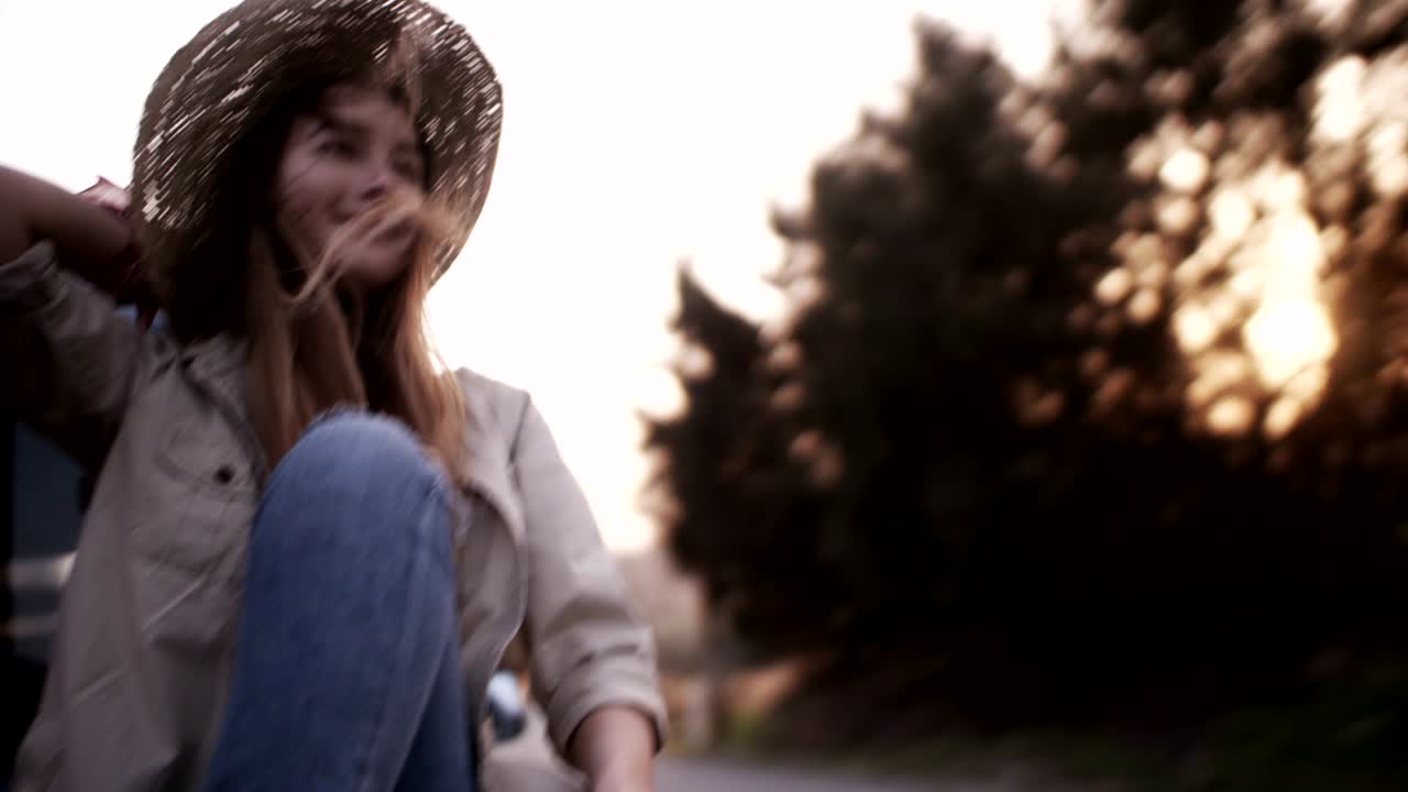 una chica hermosa sentada en la parte de atrás de una camioneta
