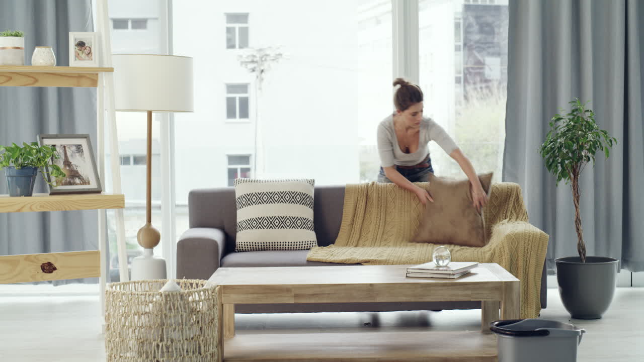 그녀는 그녀의 거실을  ⁇ 끔하고  ⁇ 끔하게 좋아합니다.